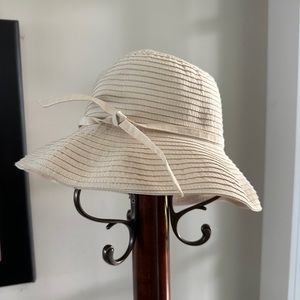 Cream, neutral women’s sun hat. Lightweight, spot clean, packable.